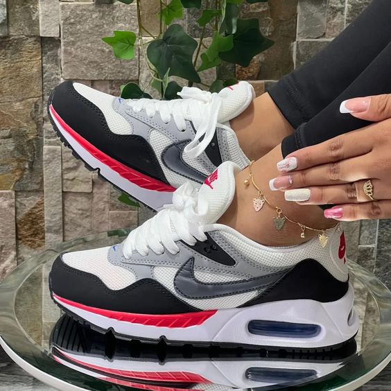 NIKE AIR MAX CORRELATE