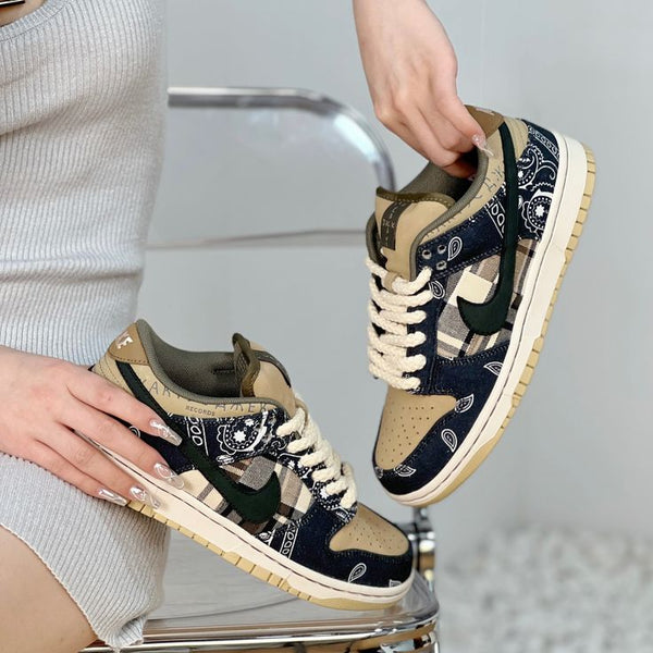 NIKE SB DUNK LOW TRAVIS SCOTT